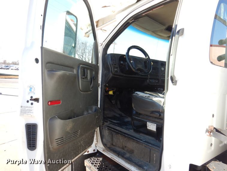 image for item KH9111 2006 Chevrolet C7500  bucket truck