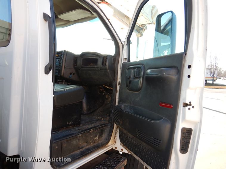 image for item KH9111 2006 Chevrolet C7500  bucket truck