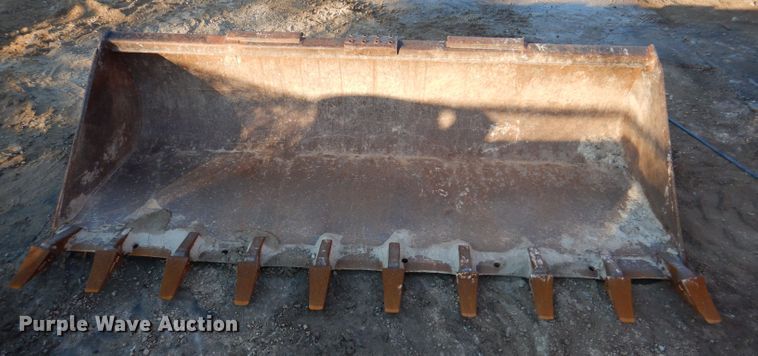 image for item KH9138 John Deere 84"W skid steer bucket