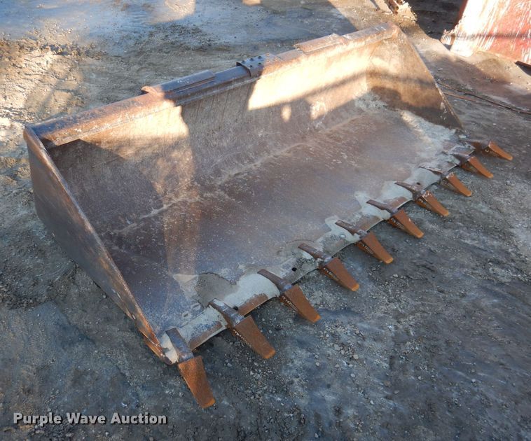 image for item KH9138 John Deere 84"W skid steer bucket