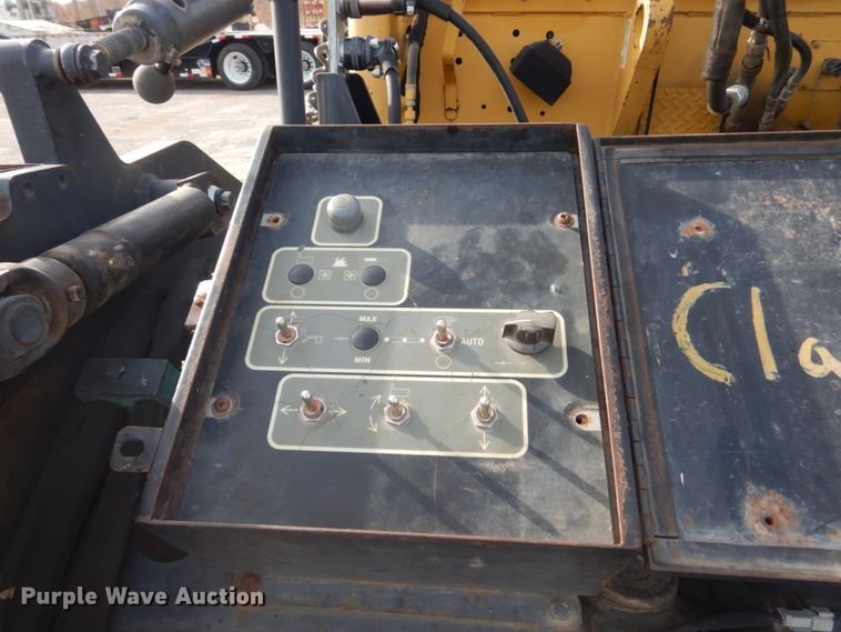 image for item KO9783 2005 Caterpillar AP-1055B  paver
