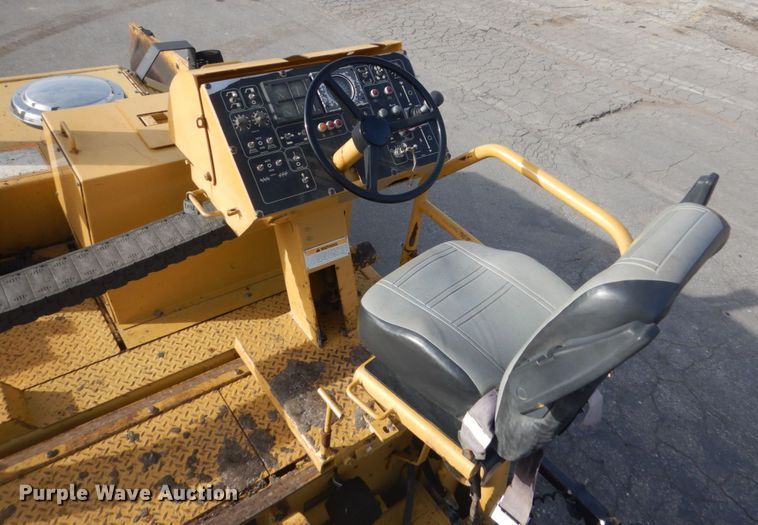 image for item KO9783 2005 Caterpillar AP-1055B  paver