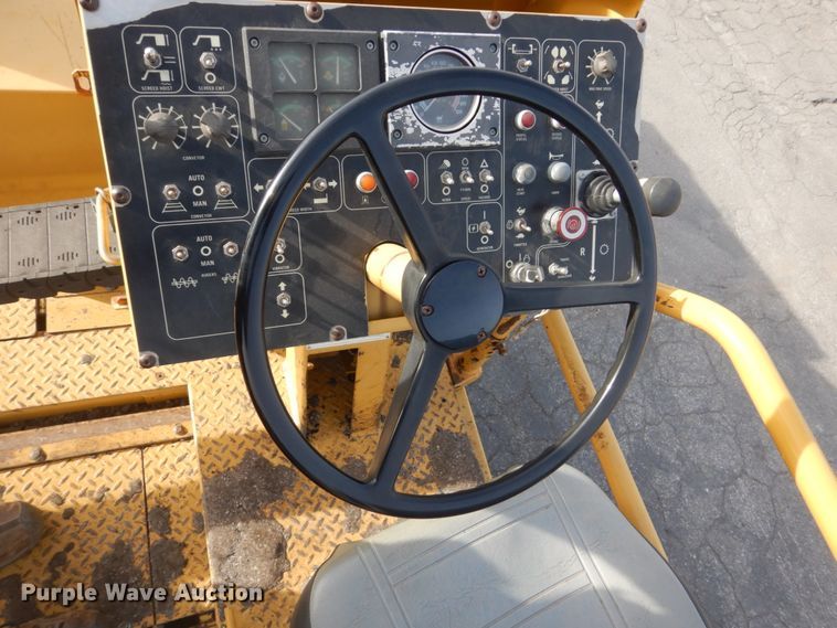 image for item KO9783 2005 Caterpillar AP-1055B  paver