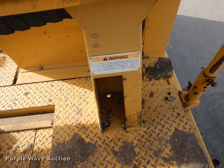 image for item KO9783 2005 Caterpillar AP-1055B  paver