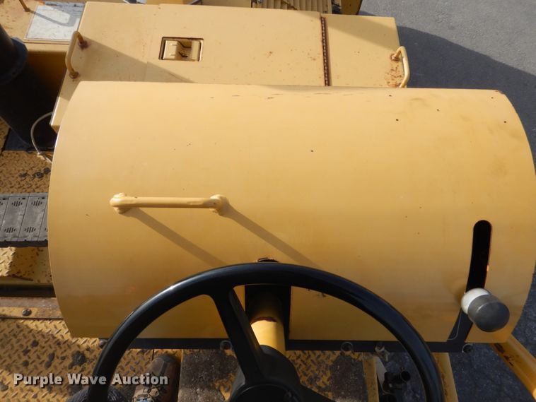 image for item KO9783 2005 Caterpillar AP-1055B  paver