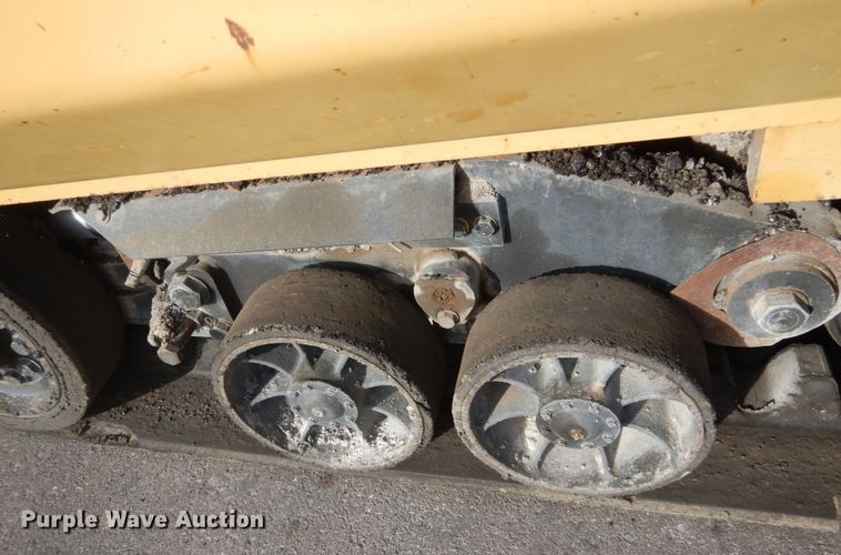 image for item KO9783 2005 Caterpillar AP-1055B  paver