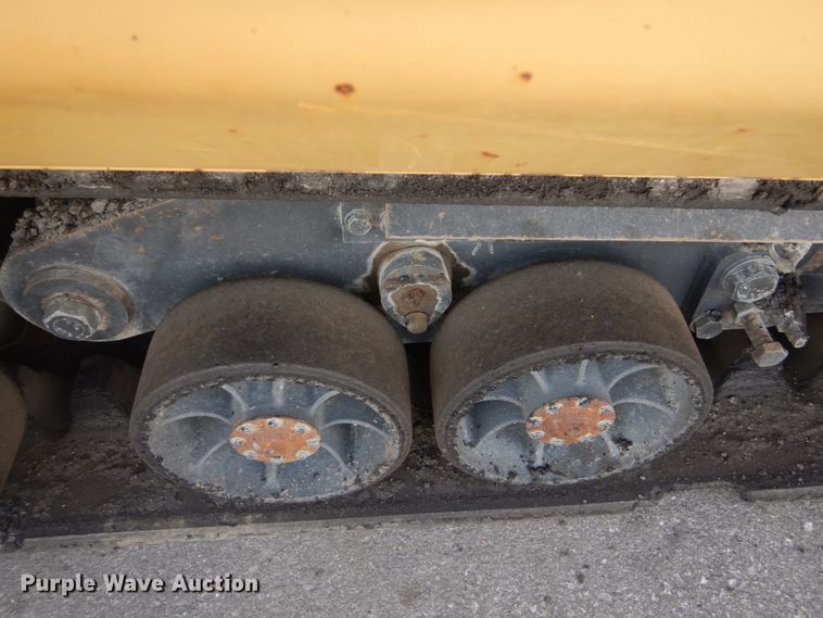 image for item KO9783 2005 Caterpillar AP-1055B  paver