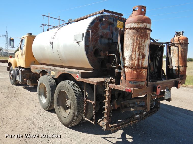 image for item DK2477 1986 International 2575  oil distributor truck