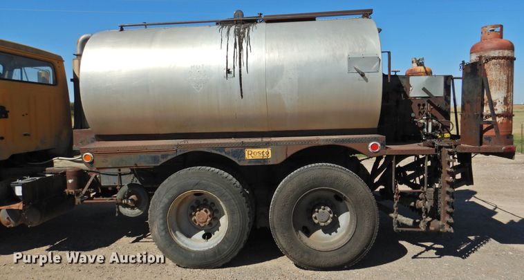 image for item DK2477 1986 International 2575  oil distributor truck