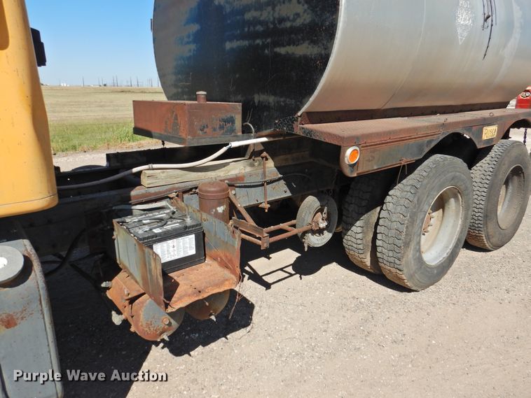 image for item DK2477 1986 International 2575  oil distributor truck