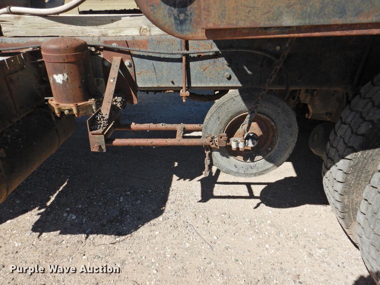 image for item DK2477 1986 International 2575  oil distributor truck