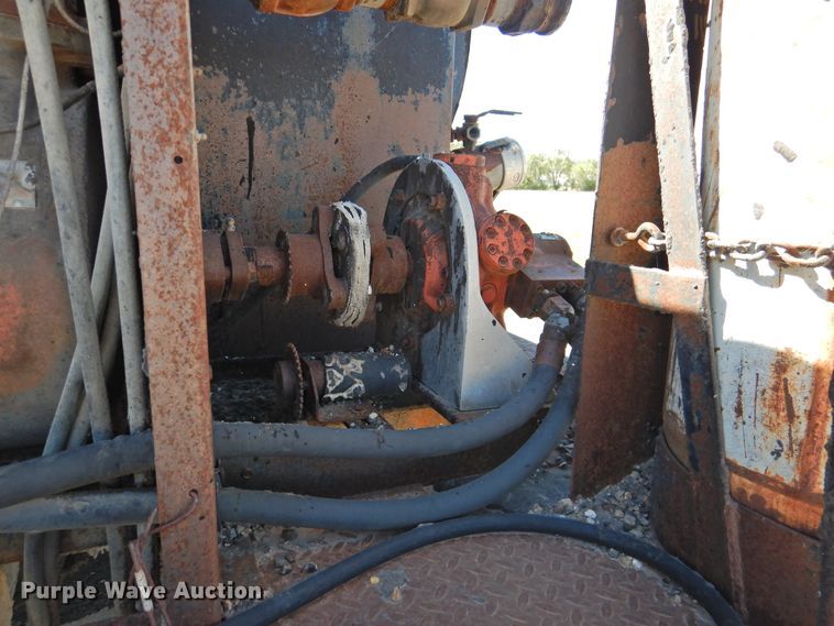 image for item DK2477 1986 International 2575  oil distributor truck