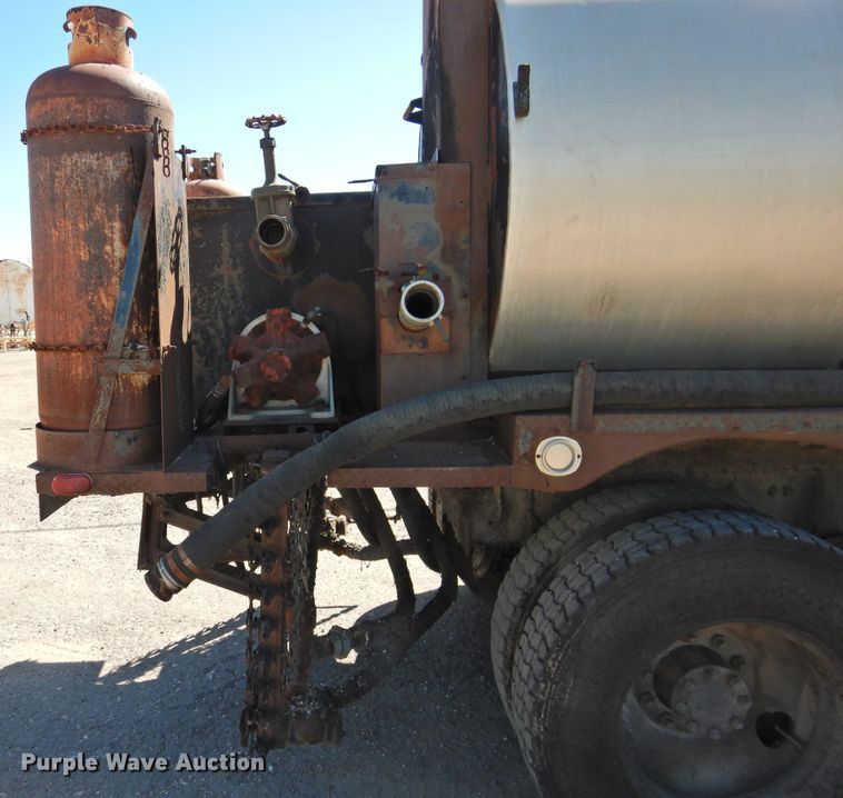 image for item DK2477 1986 International 2575  oil distributor truck