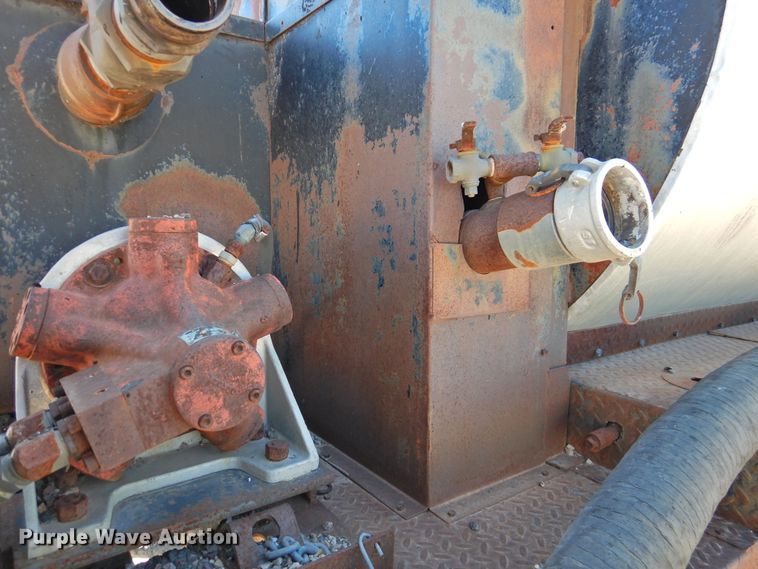 image for item DK2477 1986 International 2575  oil distributor truck