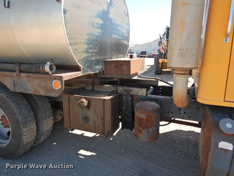 image for item DK2477 1986 International 2575  oil distributor truck