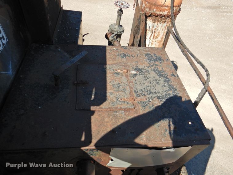 image for item DK2477 1986 International 2575  oil distributor truck