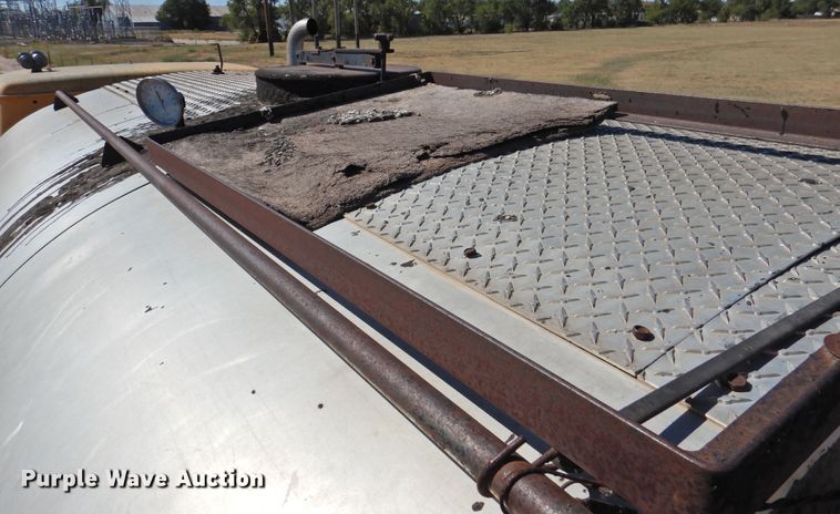 image for item DK2477 1986 International 2575  oil distributor truck