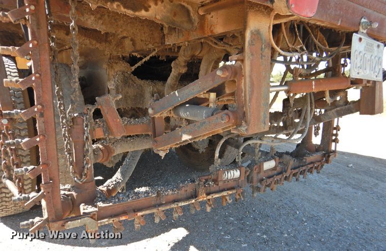 image for item DK2477 1986 International 2575  oil distributor truck