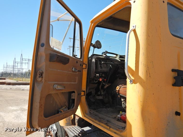 image for item DK2477 1986 International 2575  oil distributor truck