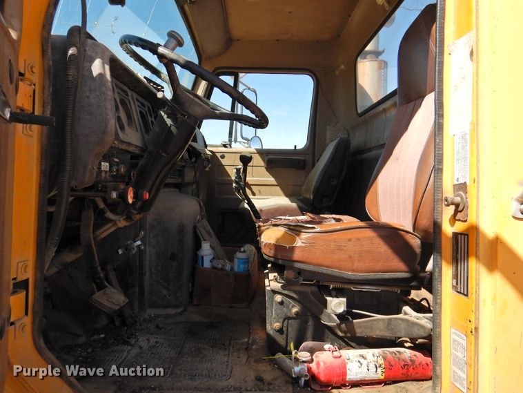 image for item DK2477 1986 International 2575  oil distributor truck