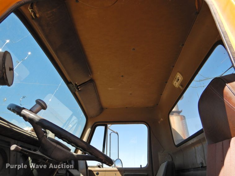 image for item DK2477 1986 International 2575  oil distributor truck