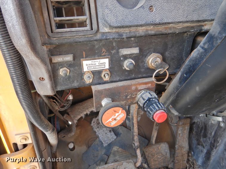 image for item DK2477 1986 International 2575  oil distributor truck