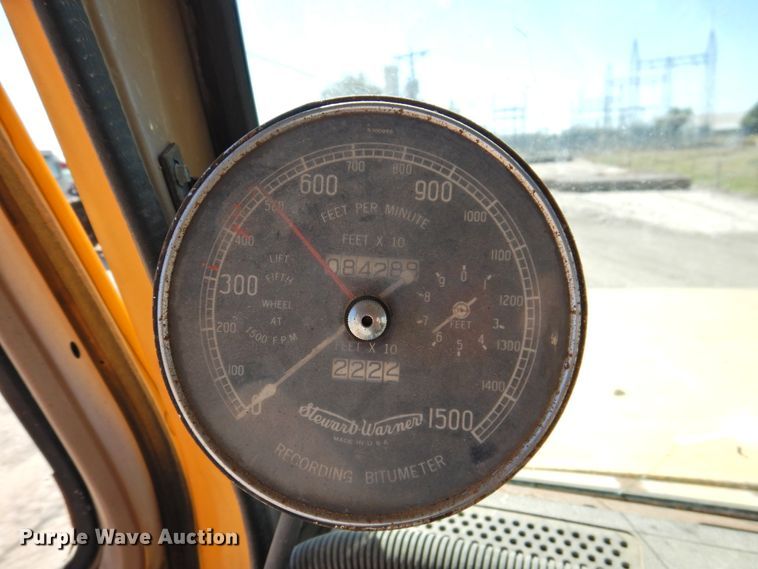 image for item DK2477 1986 International 2575  oil distributor truck