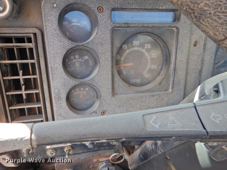 image for item DK2477 1986 International 2575  oil distributor truck