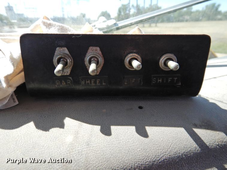 image for item DK2477 1986 International 2575  oil distributor truck