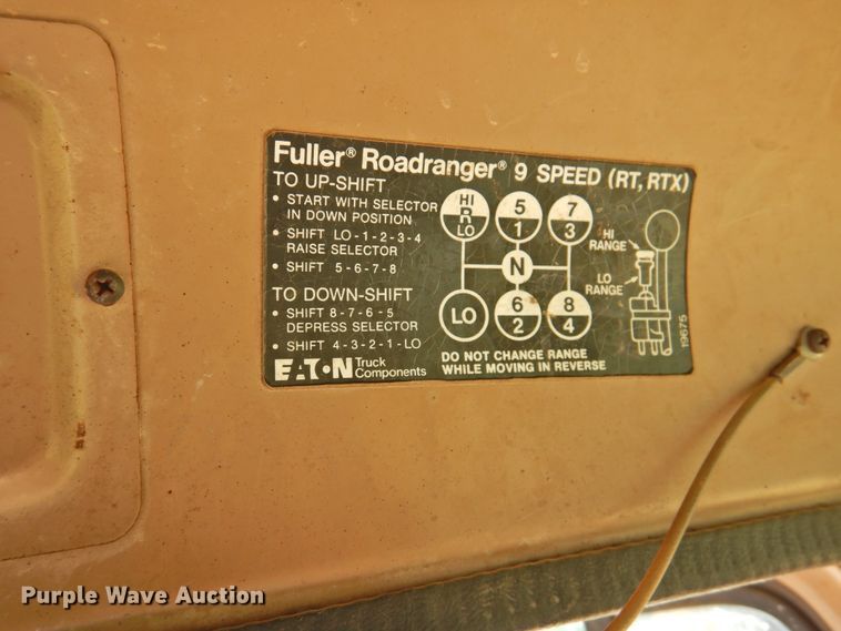 image for item DK2477 1986 International 2575  oil distributor truck