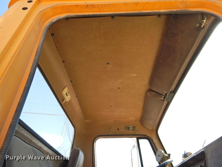 image for item DK2477 1986 International 2575  oil distributor truck