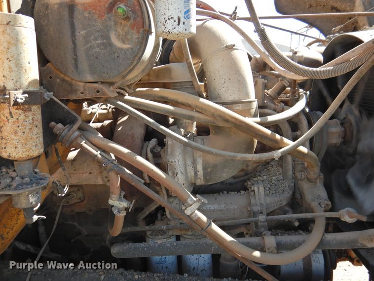 image for item DK2477 1986 International 2575  oil distributor truck