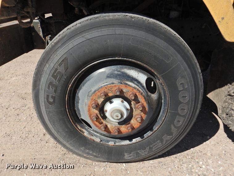 image for item DK2477 1986 International 2575  oil distributor truck