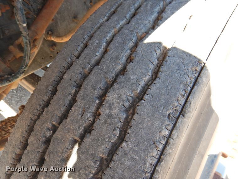 image for item DK2477 1986 International 2575  oil distributor truck