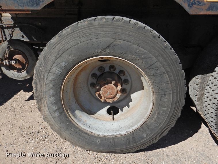 image for item DK2477 1986 International 2575  oil distributor truck