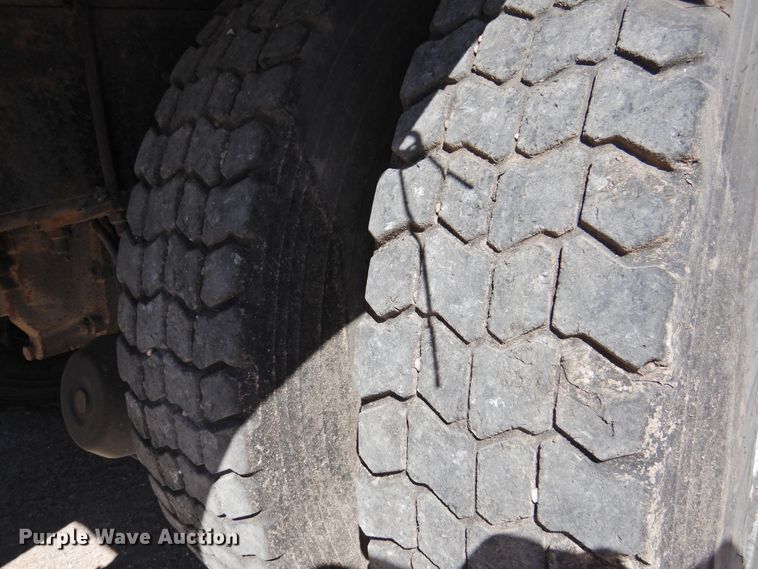 image for item DK2477 1986 International 2575  oil distributor truck