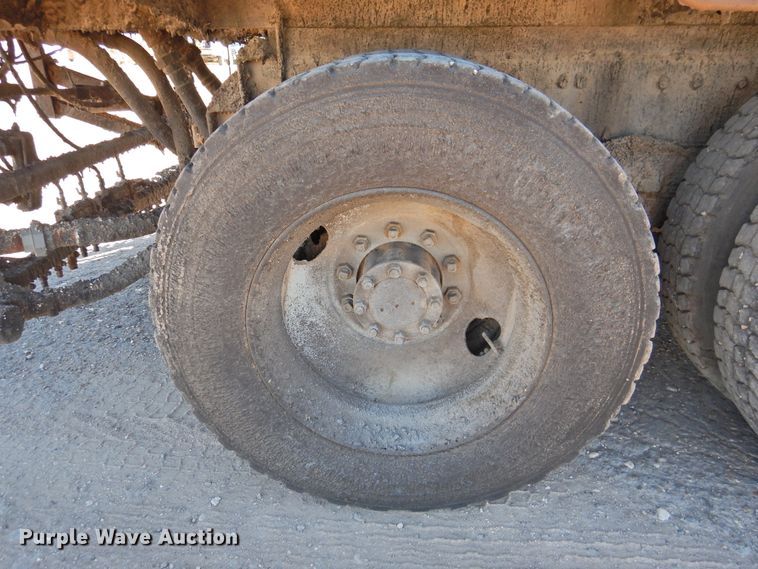 image for item DK2477 1986 International 2575  oil distributor truck