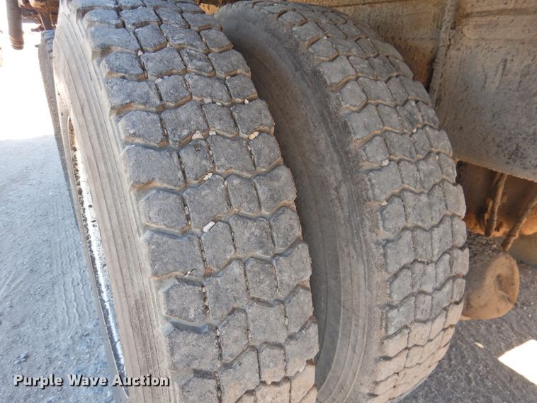 image for item DK2477 1986 International 2575  oil distributor truck