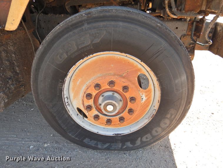 image for item DK2477 1986 International 2575  oil distributor truck