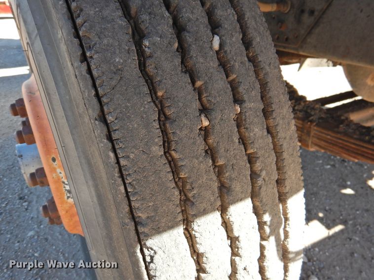 image for item DK2477 1986 International 2575  oil distributor truck