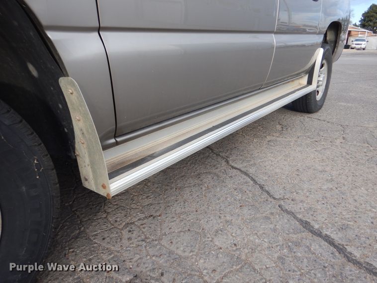 image for item IV9900 2001 Chevrolet Suburban  SUV