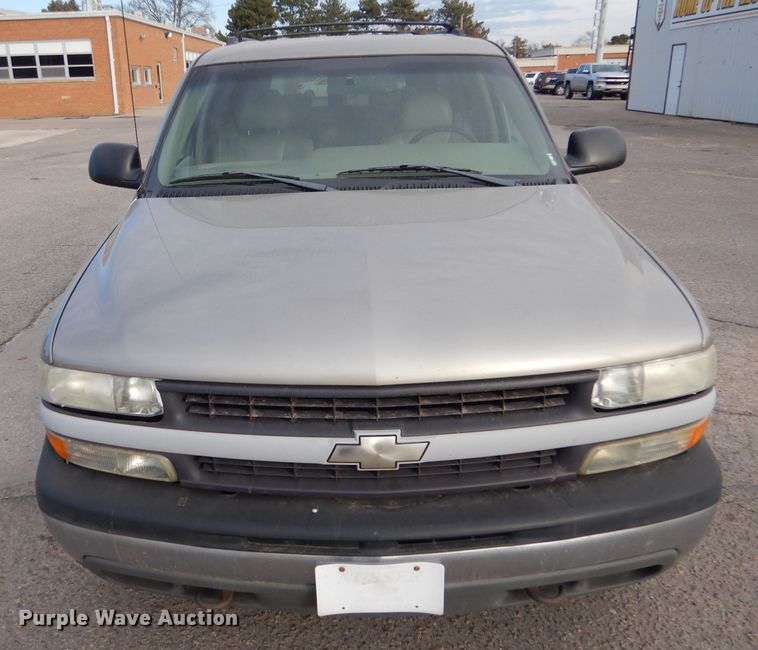 image for item IV9900 2001 Chevrolet Suburban  SUV
