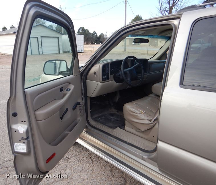 image for item IV9900 2001 Chevrolet Suburban  SUV