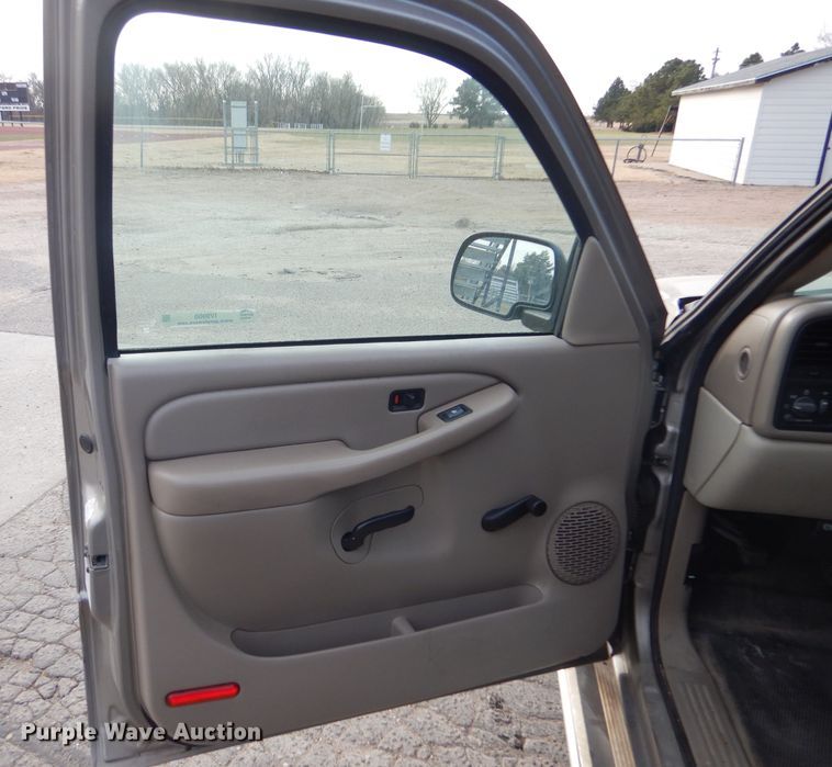 image for item IV9900 2001 Chevrolet Suburban  SUV