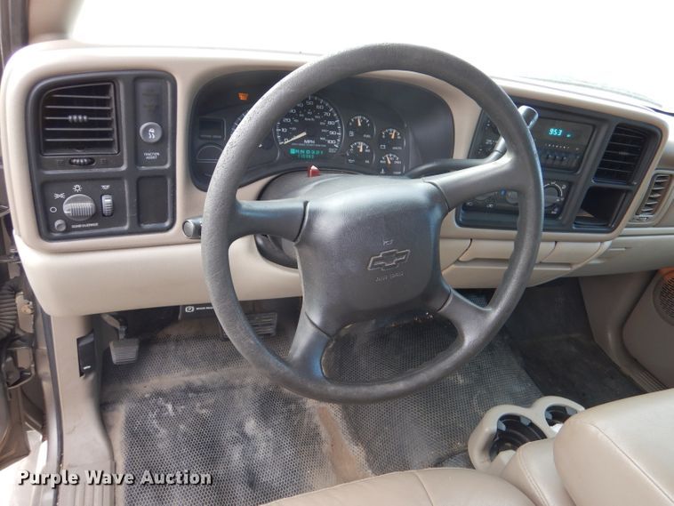 image for item IV9900 2001 Chevrolet Suburban  SUV