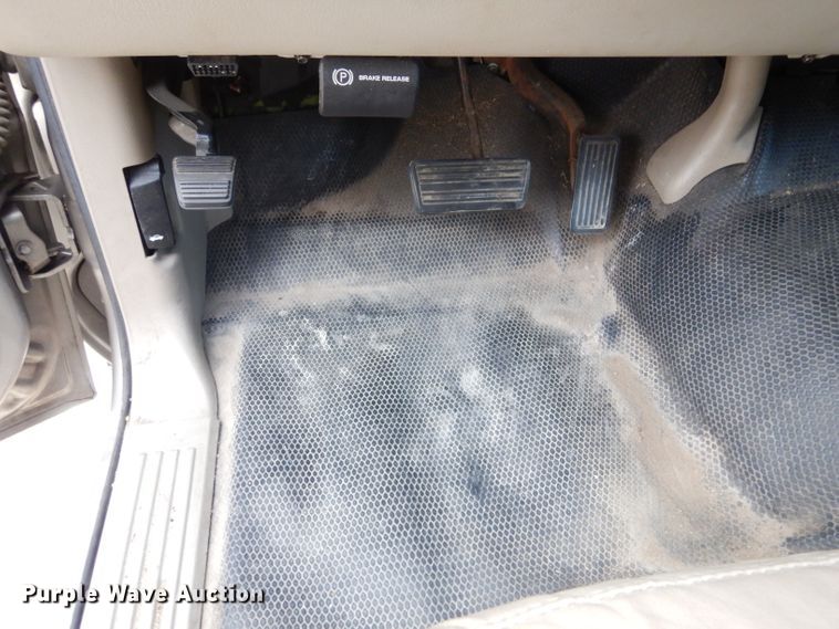 image for item IV9900 2001 Chevrolet Suburban  SUV