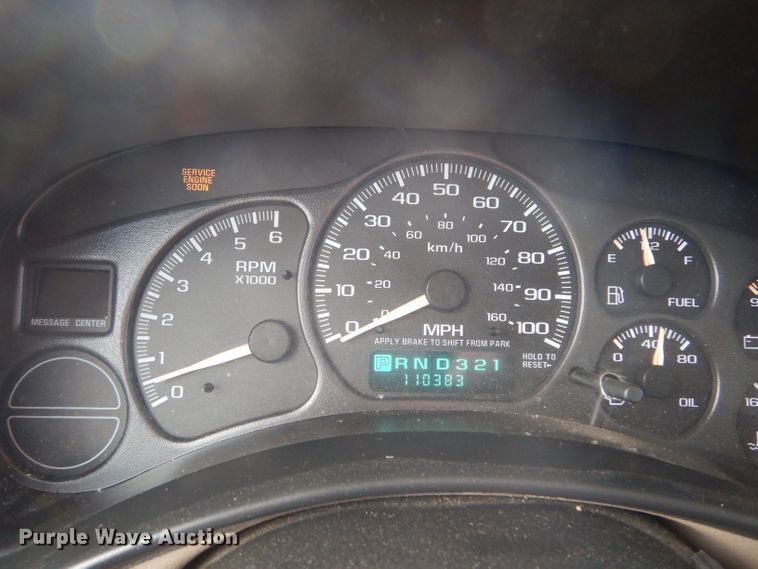 image for item IV9900 2001 Chevrolet Suburban  SUV