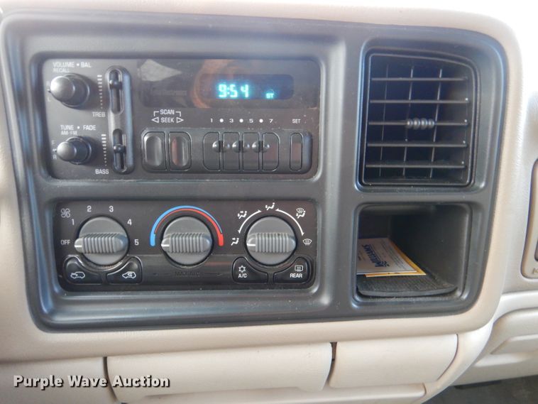 image for item IV9900 2001 Chevrolet Suburban  SUV