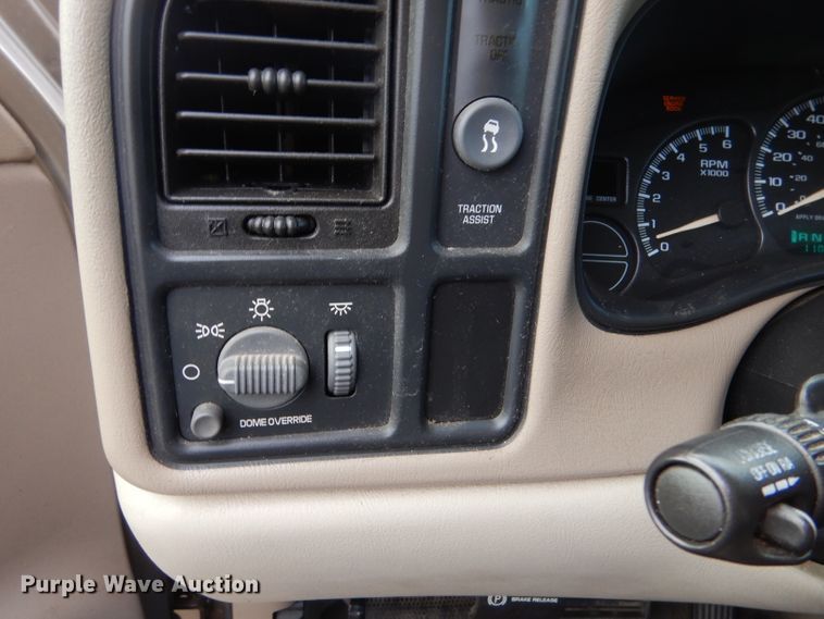 image for item IV9900 2001 Chevrolet Suburban  SUV