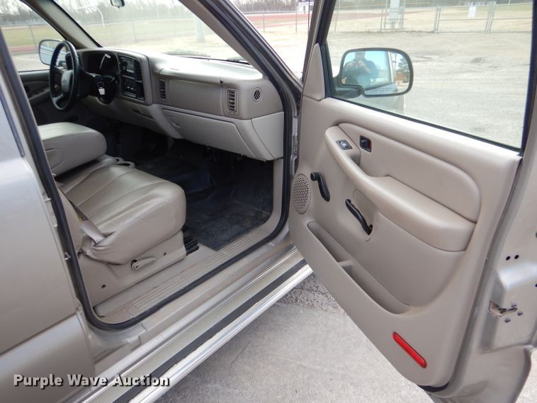 image for item IV9900 2001 Chevrolet Suburban  SUV